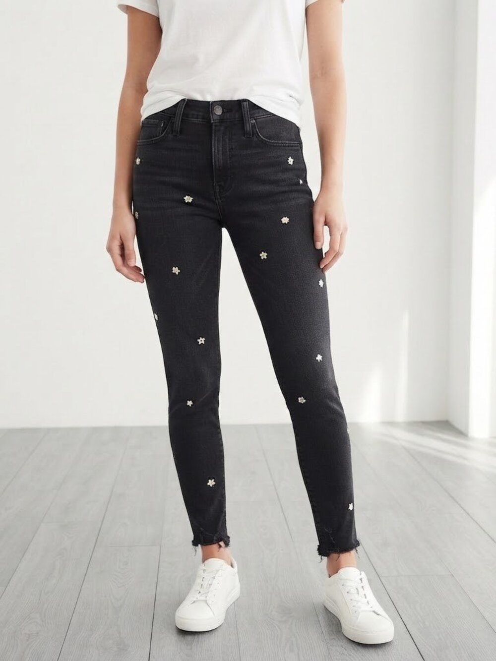 Abercrombie High Rise Super Skinny Ankle Daisy Embroidered Jeans Size 26 / 2R